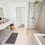 Modern-neu-nespresso-balkon-parkplatz Apartamento