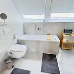 Apartment Modern-neu-nespresso-balkon-parkplatz *