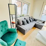 Apartment Modern-neu-nespresso-balkon-parkplatz