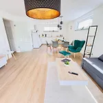 Apartment Modern-neu-nespresso-balkon-parkplatz *