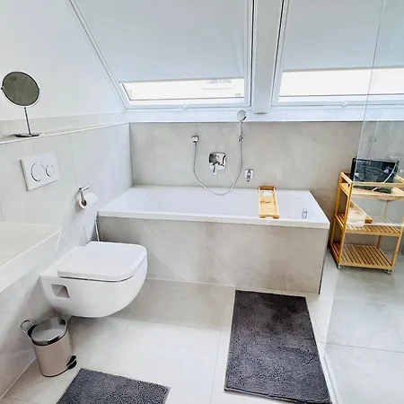 Apartment Modern-neu-nespresso-balkon-parkplatz *