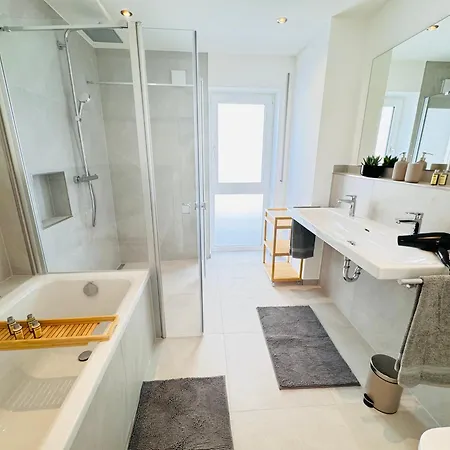 Modern-neu-nespresso-balkon-parkplatz * Augsburg