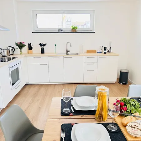 Modern-neu-nespresso-balkon-parkplatz Apartment *