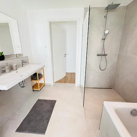 Modern-neu-nespresso-balkon-parkplatz Apartment