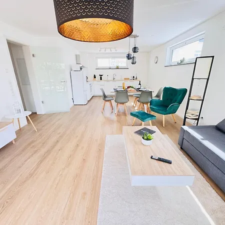 Apartment Modern-neu-nespresso-balkon-parkplatz *